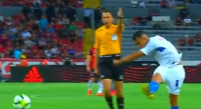 Yoshimar Yotún al momento de jalar el gatillo para poner el 2-0 sobre los rojinegros, que van por la calle de la amargura.