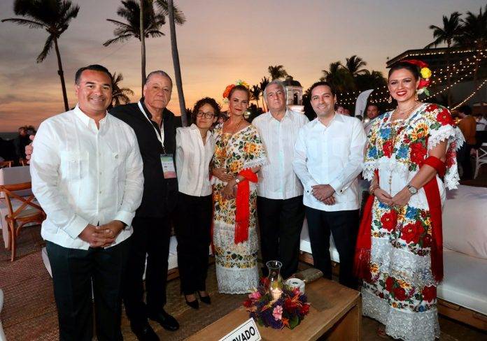 En la velada, hombres y mujeres portaron el traje típico de Yucatán y, de manera especial, resaltaron la esposa del titular de la Sectur, Gloria Garza Torruco y su hija, Gloria Torruco Garza, quienes portaron hermosos ternos con flores bordadas en color amarillo y rojo, respectivamente.