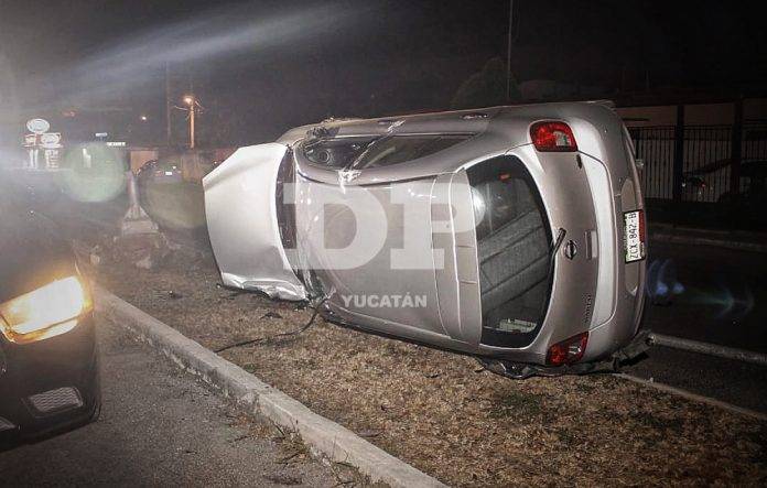 Conductor esquiva a ciclista y termina volcado
