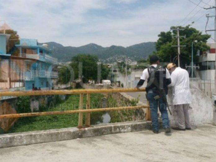 Hallan costal con restos humanos en arroyo en Acapulco
