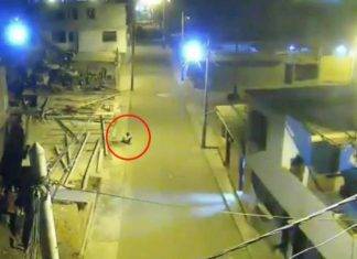 Niño hace tarea en la calle porque en su casa no hay electricidad (Video)