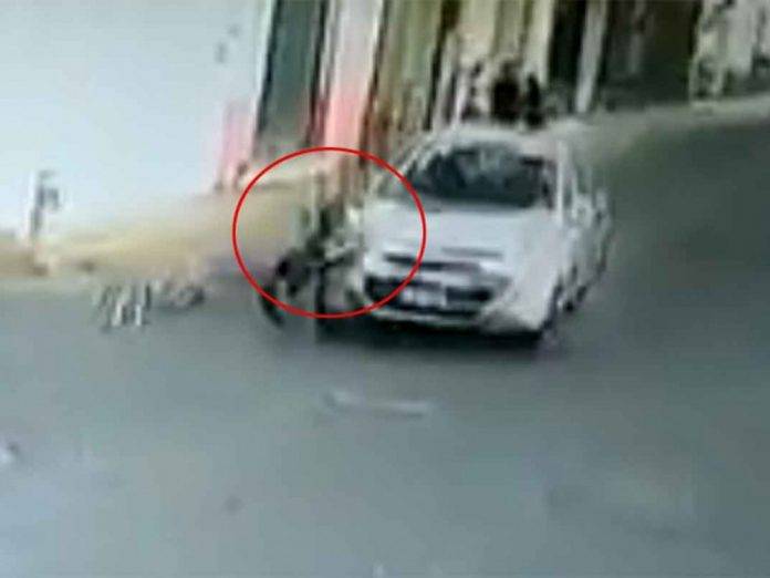 Video del momento en que auto arrolla y mata a niño