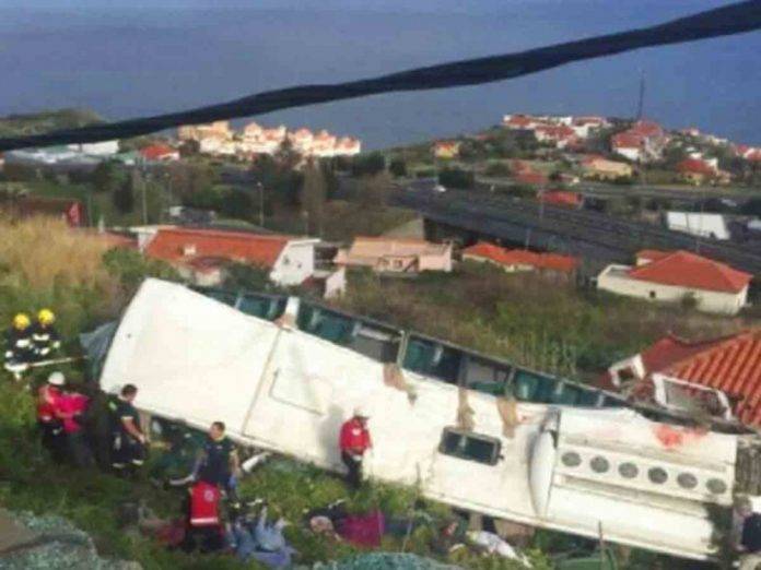 Autobús se cae al barranco, hay 28 turistas muertos