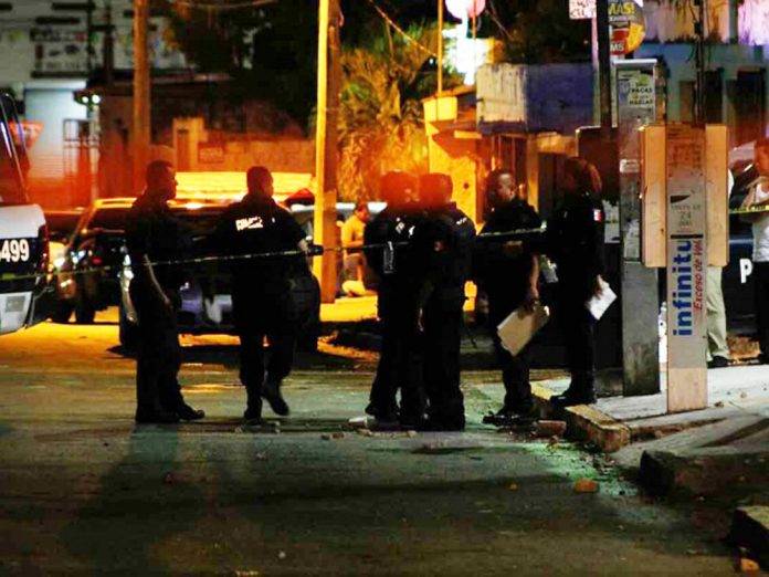 Abusa de niña de 4 años y vecinos casi lo linchan; polis lo salvan (video)