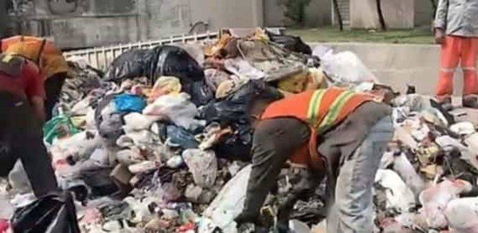Pide vaciar el camión de basura para recuperar su celular