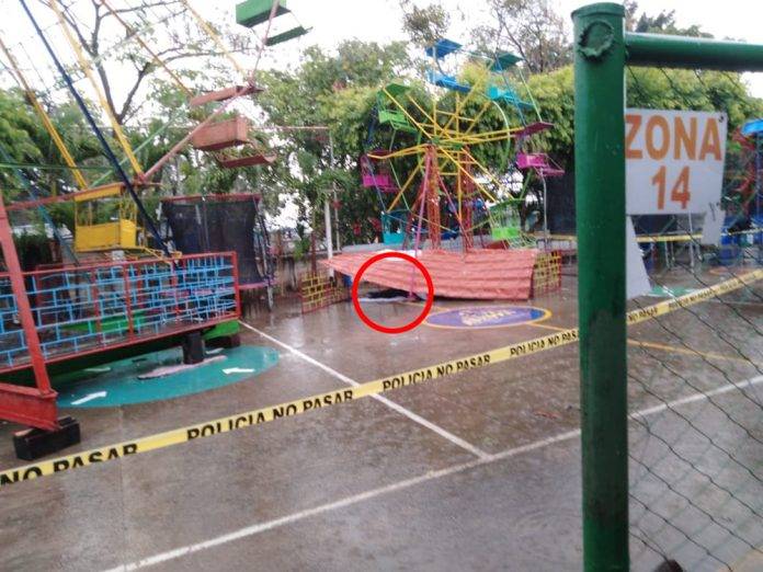 Falla juego mecánico y estudiantes caen al vacío; un muerto y lesionados