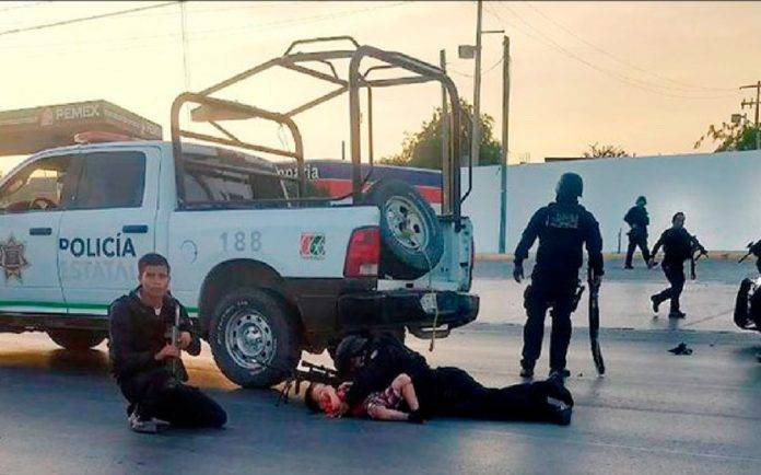 Policía cubre a niño de una balacera para salvarle la vida