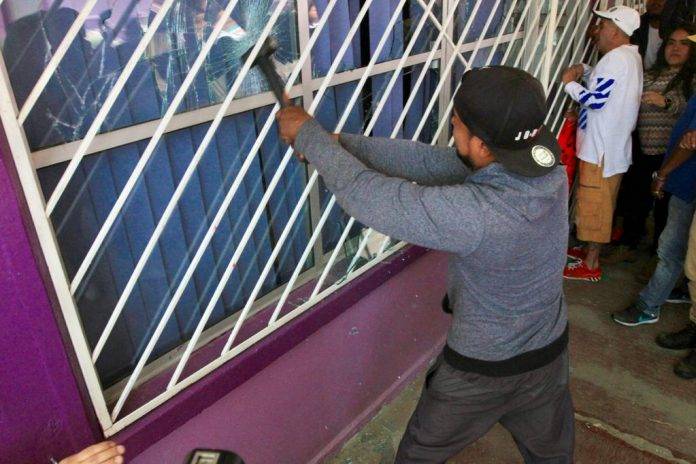 Acusan a maestro de abuso a niños y papás vandalizan la escuela (Video)