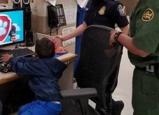 Pollero abandona a niño de 3 años; policías gringos lo encuentran solo y llorando