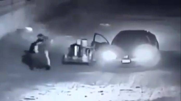 ¡Qué miedo! Ni el tamalero se salva, lo asaltan en la calle