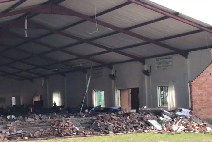 Se derrumba iglesia en Jueves Santo: al menos 13 muertos