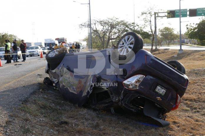 Aparatosa volcadura en el periférico sur; saldo de un muerto