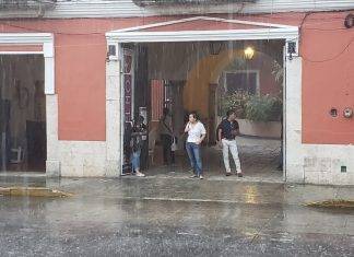 Intensa lluvia matutina con fuertes vientos bañan a Yucatán; tome precauciones