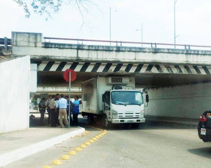 La tenía grande y se atoró