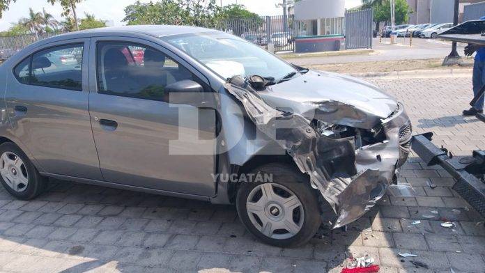 Pierde control del volante y se estrella contra naves estacionadas, por Altabrisa