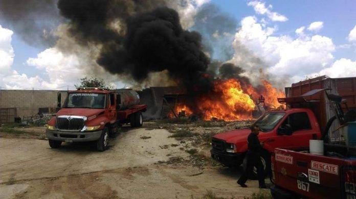 Aparatoso incendio en una bodega de Tahdzibichén