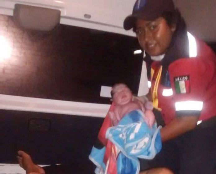 Nace bebé a bordo de una ambulancia, en este Día del Niño