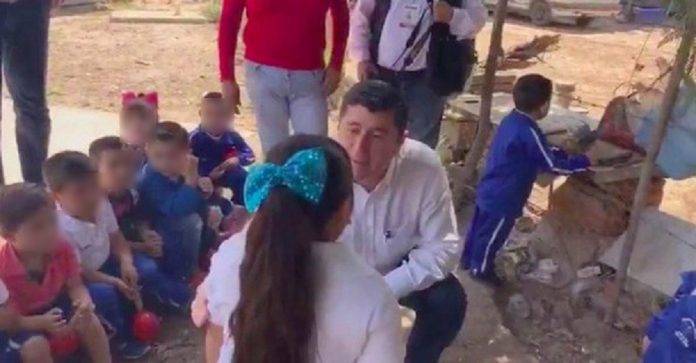 Alcalde le dice 'obesa espantosa' a una niña frente a sus compañeros