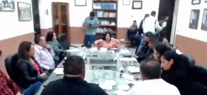 Alcalde manda a arrestar a regidor por llevarle la contraria (Video)
