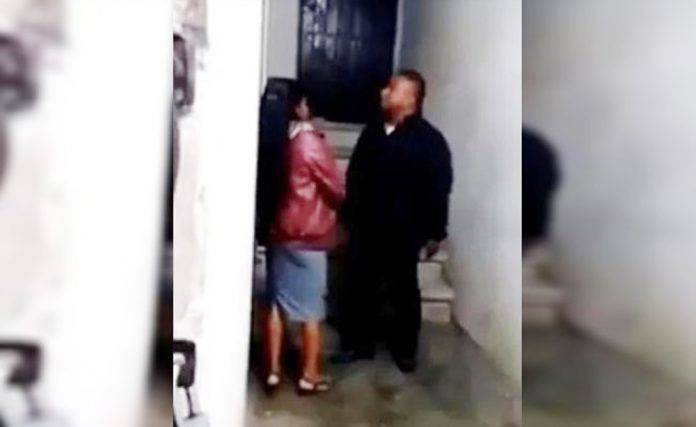 Custodio golpea a mujer que visita a familiar en la cárcel (Video)