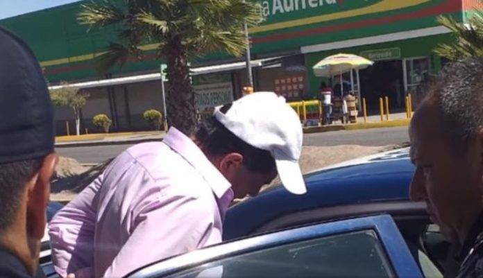 Maestro de primaria acude a dar clases bien pedernal; fue detenido