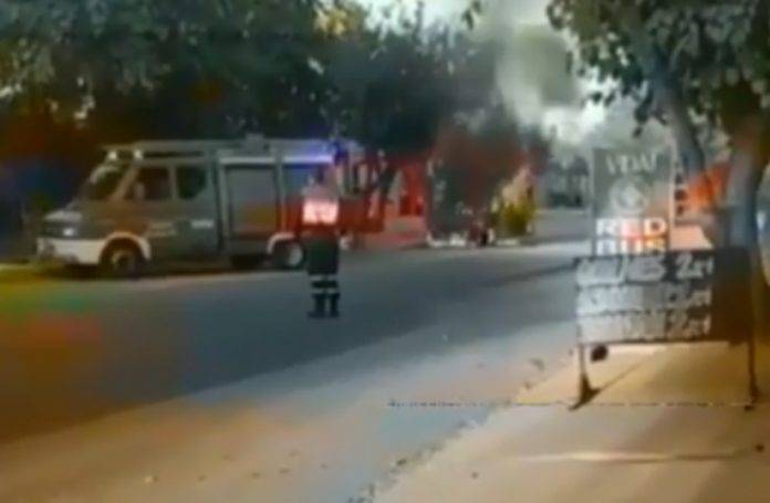 Explota auto cerca de un camión de bomberos; hay un policía lesionado