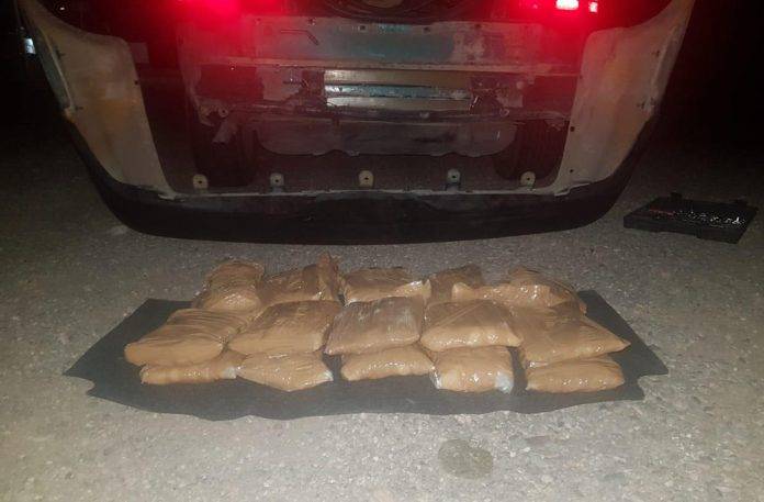 Escondía droga en la facia de su auto