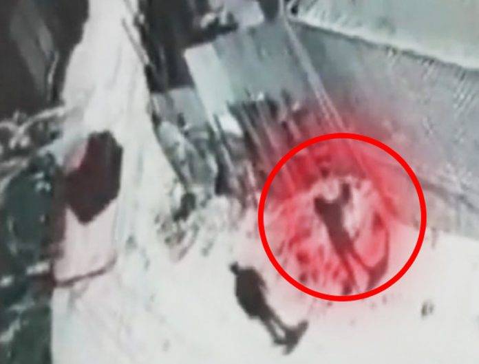 Captan en video a mujer tirando a bebé de 10 días en un basurero