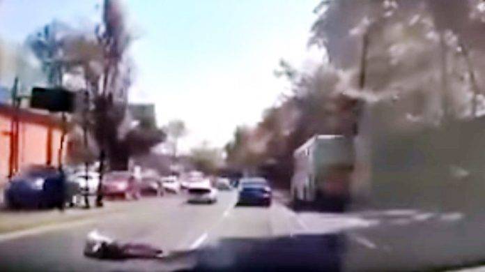 Secuestrado escapa de la cajuela de un auto en movimiento (Video)