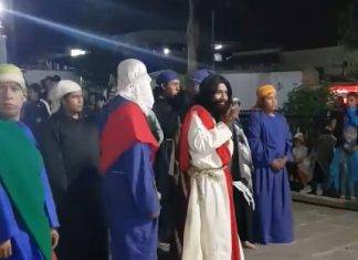 Actor ‘borrachín’ interpreta a Jesucristo durante Viacrucis (video)