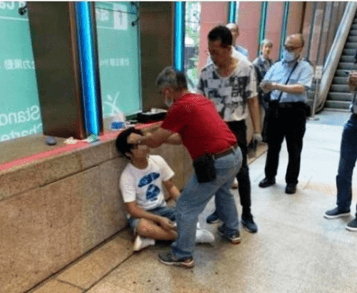 El joven se encontraba afuera de un cine en Causeway Bay en Hong Kong