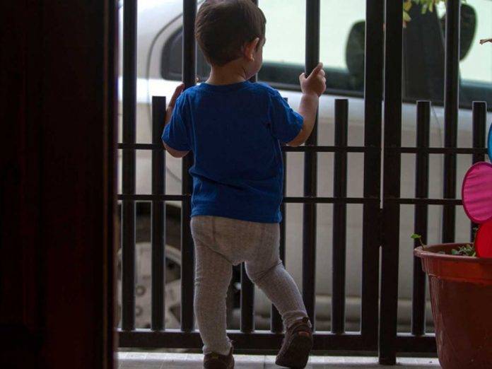 Buscan a mujer que anda vendiendo a su propio hijo