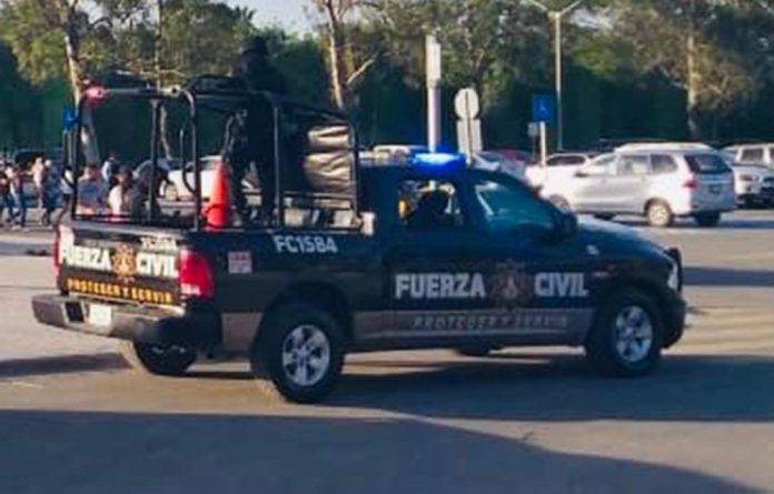 Policías arrestados por lanzar a un joven de un edificio