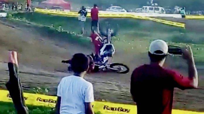 Piloto de motocross muere tras caer en competencia (Video)