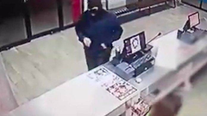 Intenta asaltar pizzería y termina golpeado (Video)