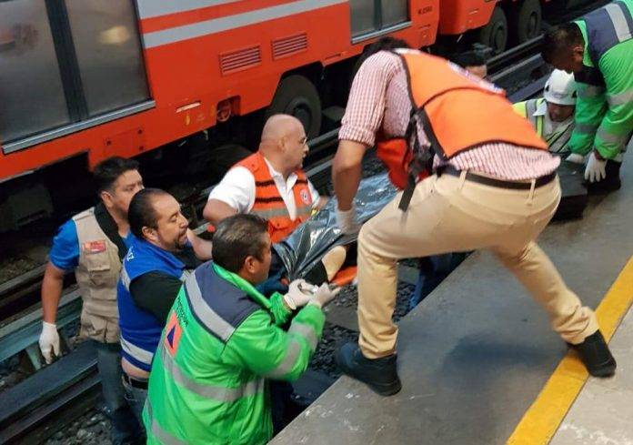 Motorolo arroja a poli a las vías del Metro y queda literalmente destrozado