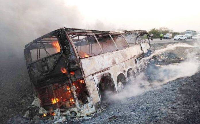 Se incendia autobús y pasajeros salen por las ventanas; conductor muere calcinado