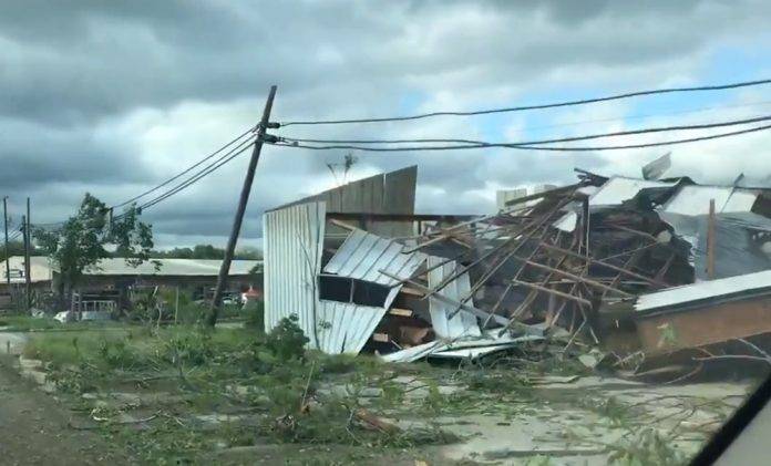 Destrucción y muerte dejan tornados en el sur de EU (video)
