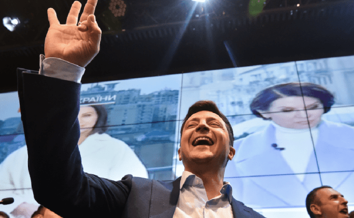 Un comediante gana la presidencia de Ucrania