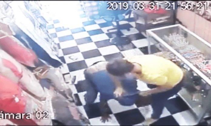 Vendedora campechana 'surte' a golpes a ratero de dildos