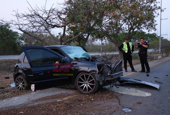 Destrozado encuentran vehículo en el Periférico