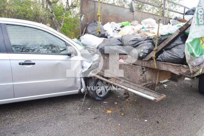 Apestoso choque en Tizimín; ensartado en las nachas de un camión de basura