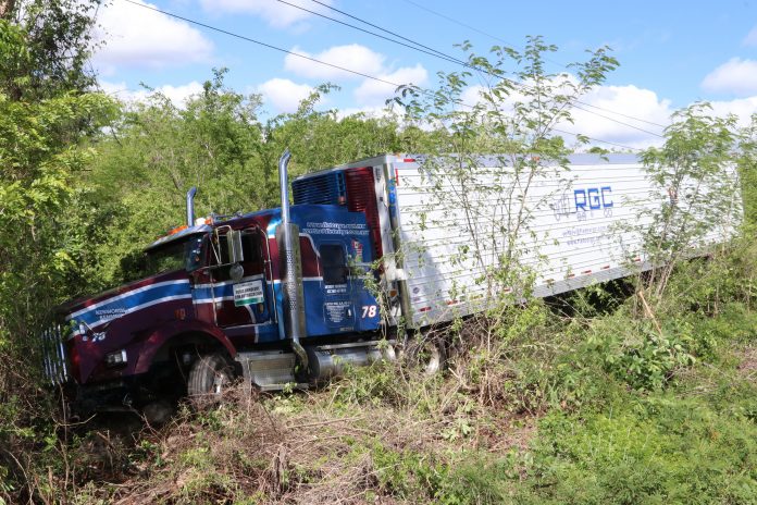 Trailero dormirta en carretera, se sale de la vía
