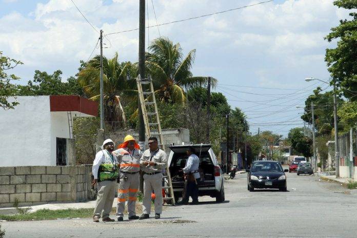 Yucatecos sufren por el calor extremo y los apagones
