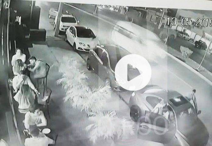 Video del impactante momento en que sicarios rafaguean a bar en Playa del Carmen