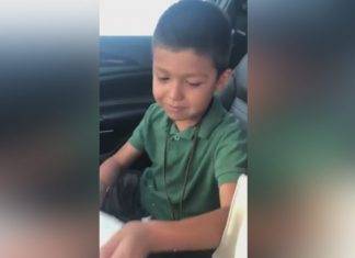Conmovedora reacción de niño que recibe regalo ‘hecho a mano’ de su madre Para el menor fue el mejor regalo que pudo recibir. (Foto: captura de pantalla)