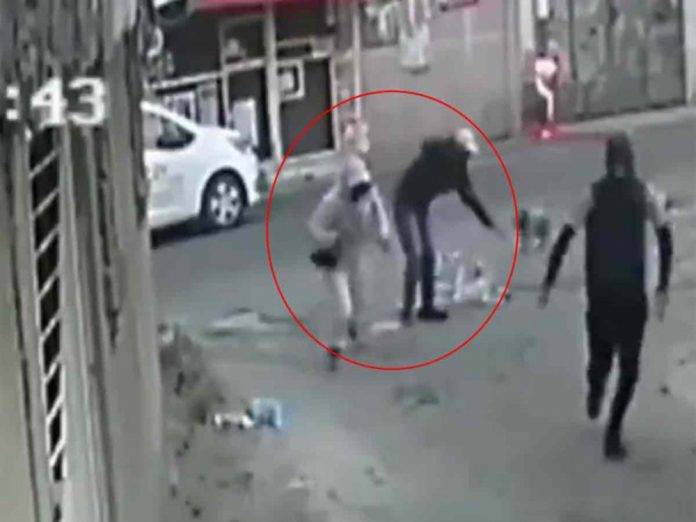 ¡No tienen progenitora! malandros asaltan y tiran a 'abuelito' de andadera