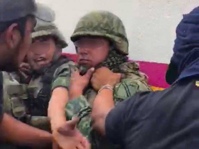 Pobladores retienen a militares a cambio de armas decomisadas (Video)