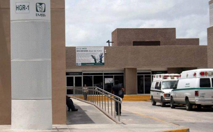 Joven casi mata a su papá en los baños de urgencias del hospital de la T1