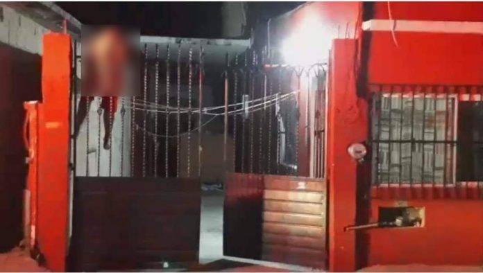 Mujer muere ensartada en la reja de una casa, en el Día de la Madre